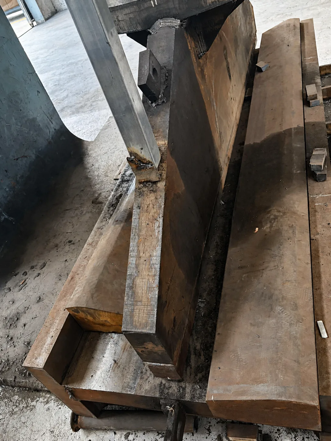 Tooling detail of the NOKX 1000-ton jaw-type bending press