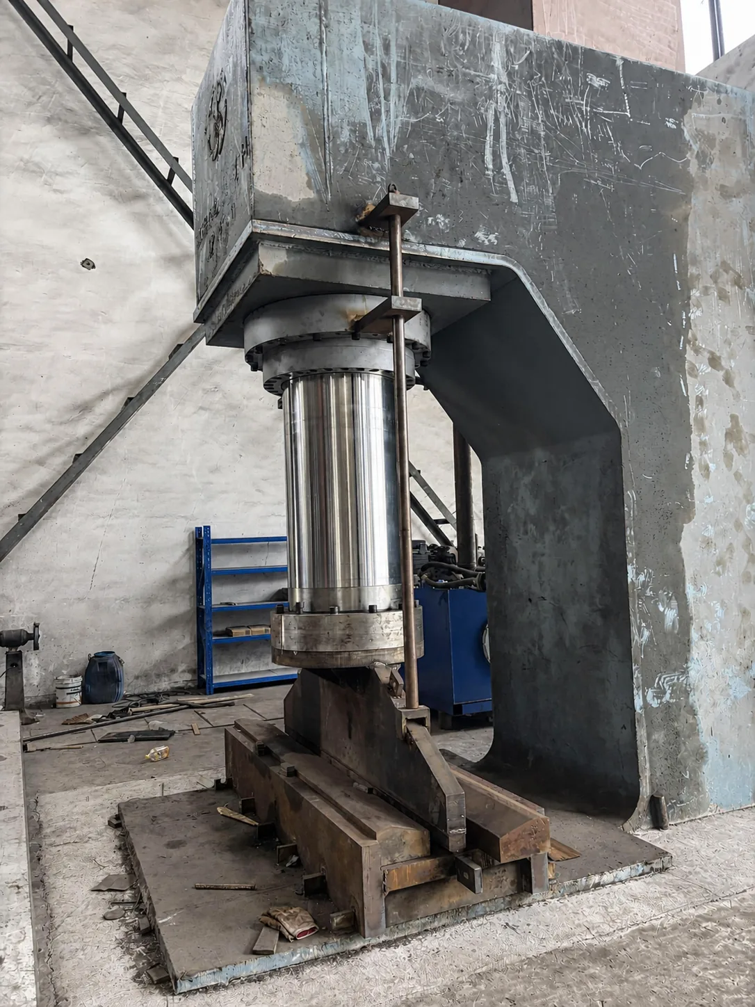 Front view of the NOKX 1000-ton jaw-type bending press