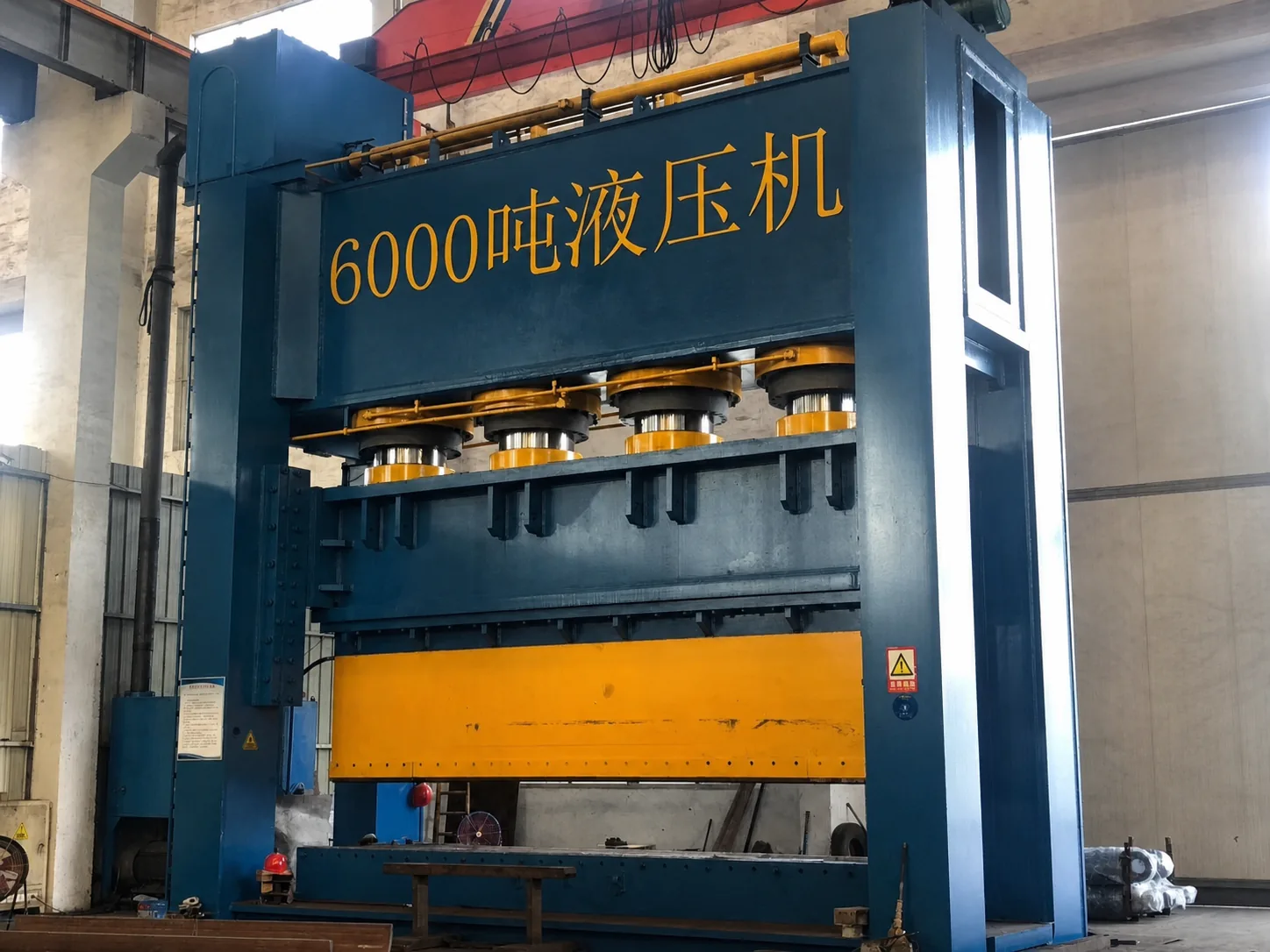 Front view of the NOKX 6000-ton hydraulic bending press