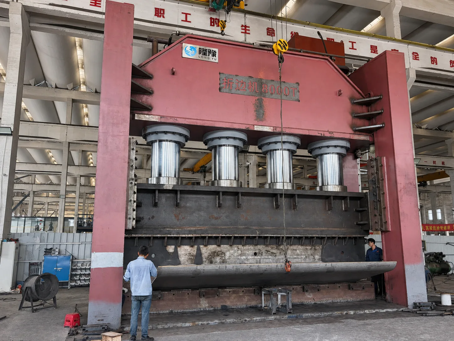 Front view of the NOKX 8000-ton hydraulic bending press