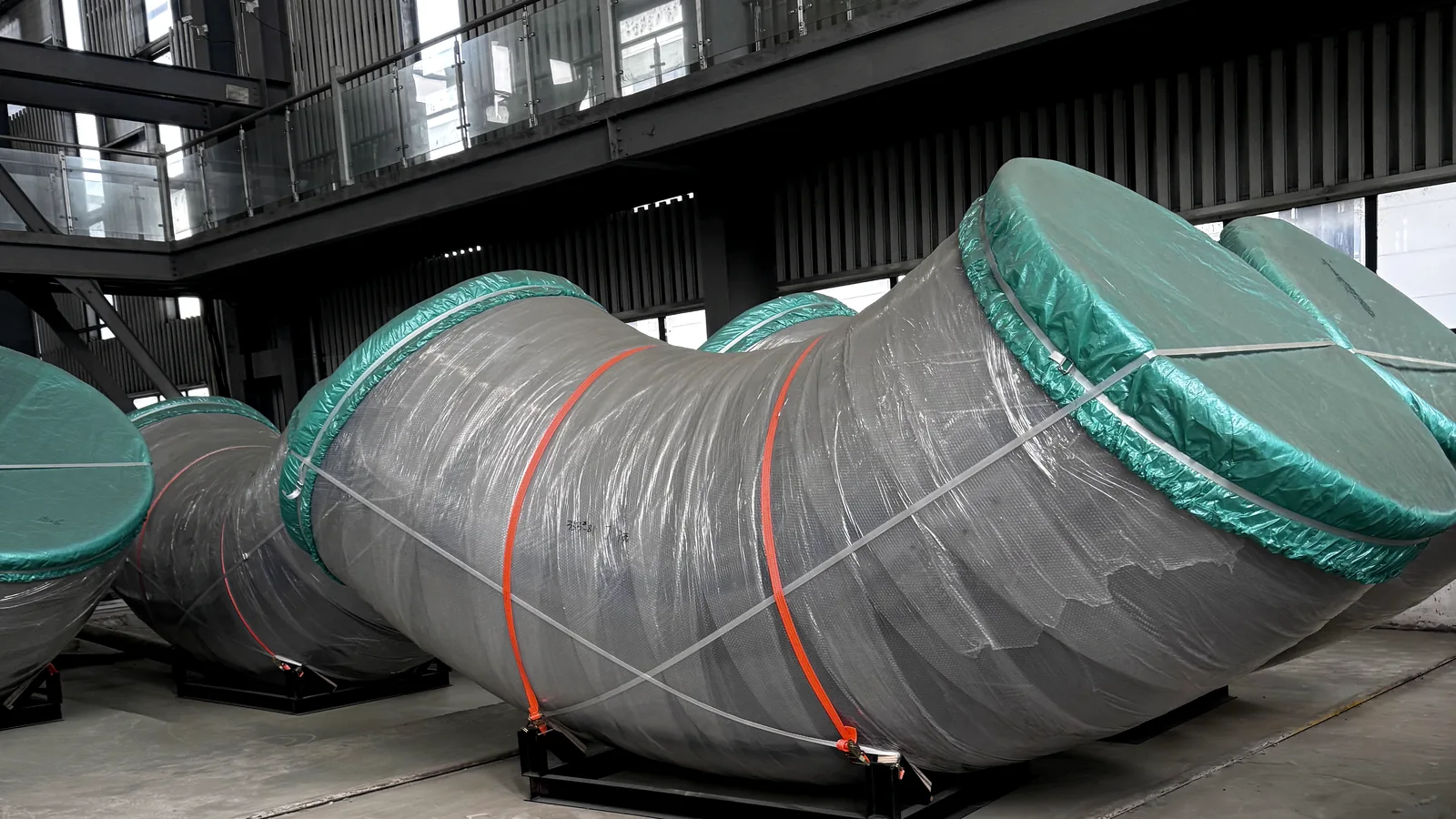 Large stainless steel elbows protected for industrial delivery