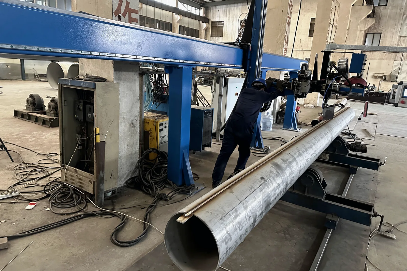 NOKX welding station with a stainless steel pipe in production